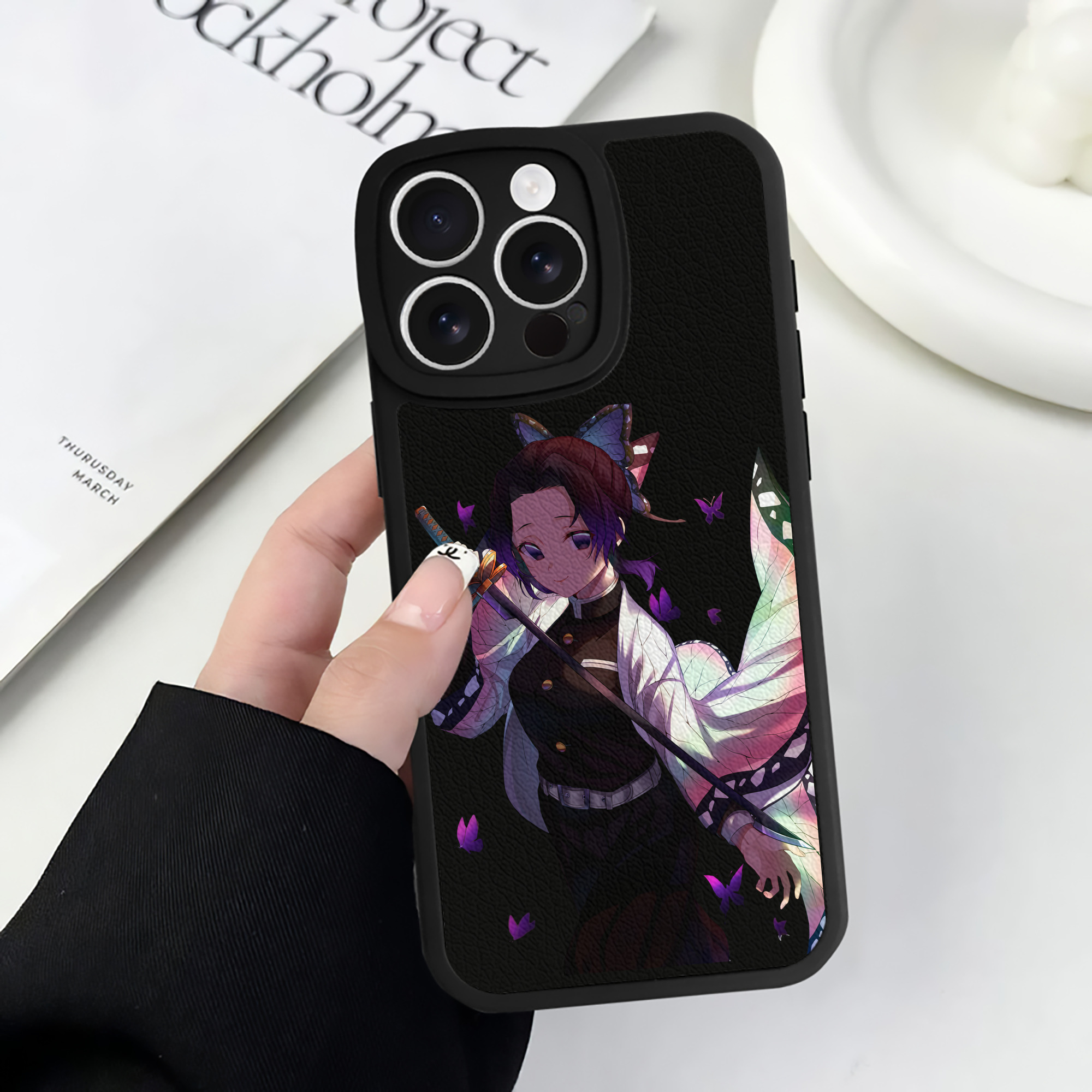 （画像用） 鬼滅の刃（きめつのやいば）蟲柱-胡蝶 しのぶ／こちょう しのぶ Kochou Shinobu 【iPhone 16シリーズ対応】シリコンスマホケース（レザー調） 材質：シリコン